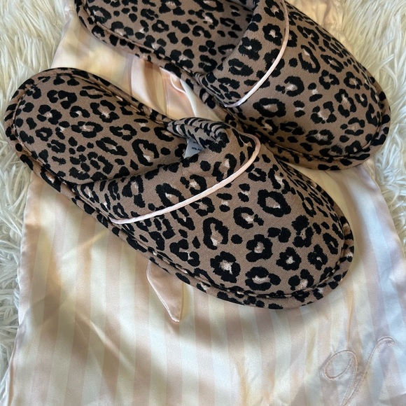 VICTORIA’S  SECRET comtfy slippers for women’s - Picture 3 of 5